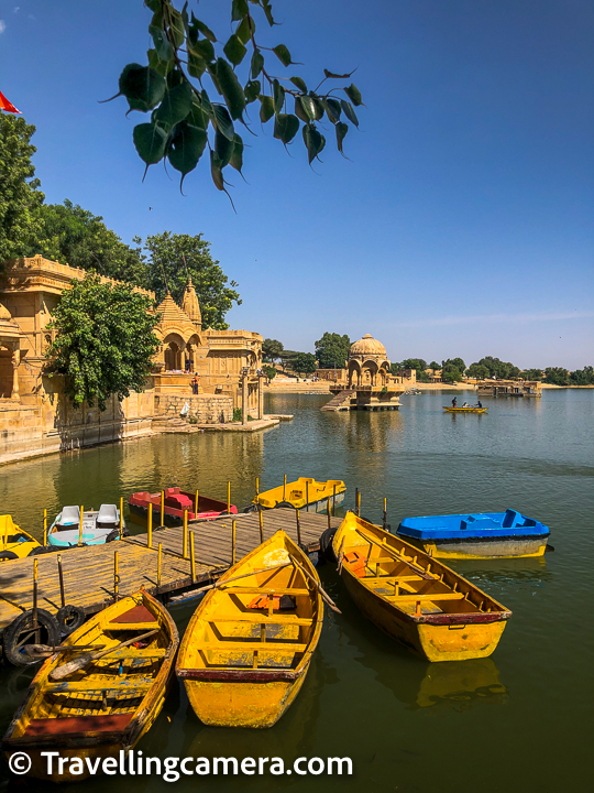 Gadisar lake is also at a convenient distance from most of the other tourist attractions in Jaisalmer. The Golden Fort is only about 2 kilometers from the lake and all the havelis that are famous for their opulence are at walking distance. So you can enjoy your evenings here and then head to the fort for a dinner at one of the rooftop restaurants.