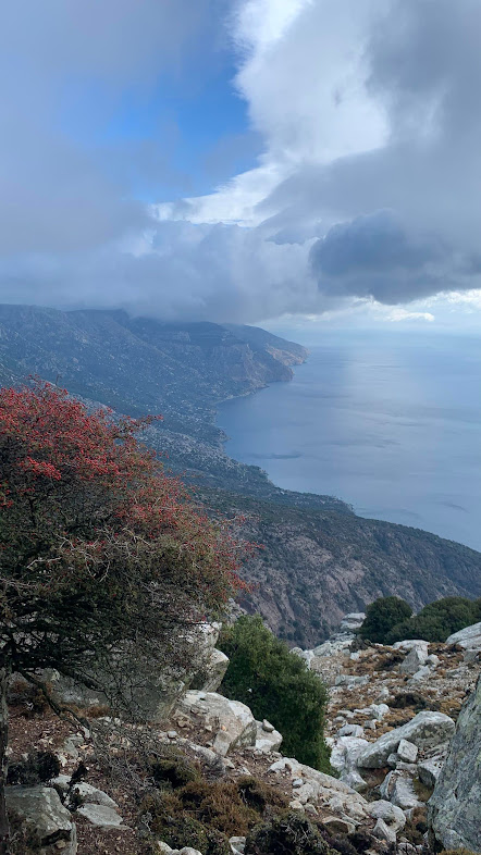 Πεζοπορία Εριφή - Άγιος Θεολόγος - Ρυάκας: Κατεβαίνοντας αυτό το μονοπάτι η θέα της νότιας πλευράς της Ικαρίας κόβει την ανάσα!