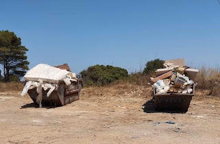 ΔΗΜΑΡΧΟΣ:Αυτή είναι η εικόνα των κάδων ογκωδων του Ποταμού τώρα. Μέχρι να αδειαστουν ΑΠΑΓΟΡΕΥΕΤΑΙ η απόρριψη οιουδήποτε απορρίμματος εκτός αυτών...