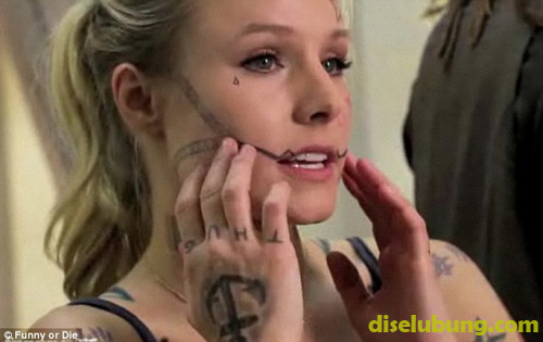 Kristen Bell sedang melihat tato palsunya di cermin