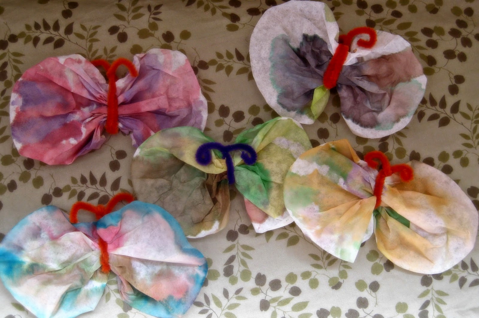 http://lydiashandmadelife.blogspot.com/2014/05/coffee-filter-butterflies.html