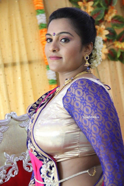 Actress Navel show