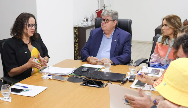 João Azevêdo recebe ministra Luciana Santos e garante investimentos na ampliação da rede de fibra óptica e no projeto Bingo