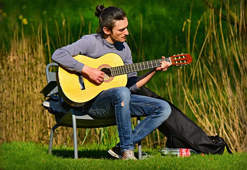  Cewek Mana yang Tidak suka melihat pemuda yang mahir bermain gitar apalagi bunyi nya juga b Alasan Cowok Jago Main Gitar Makara Idaman Banyak Cewek