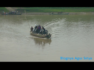 Mencari ikan di sungai 