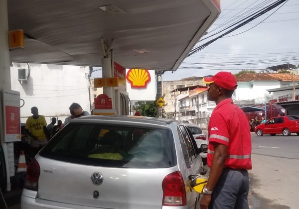 Litro da gasolina sobe R$ 0,15 nas refinarias e preço deve subir para o consumidor