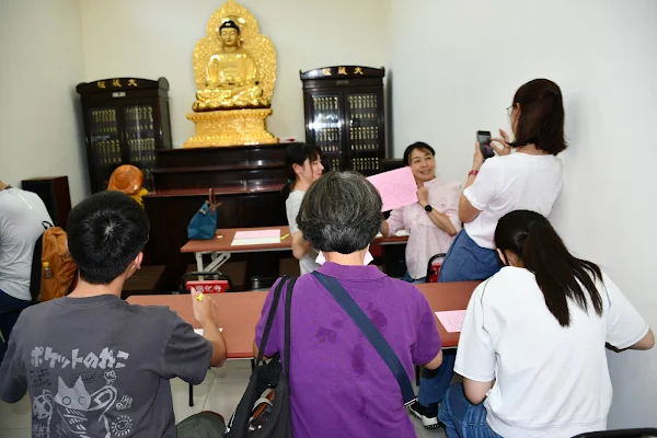 ▲考生們疏文書寫、祈願與心經書寫，以祈求考運。（彰化市公所提供）