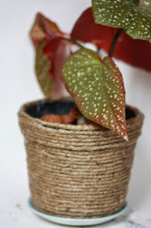 http://translate.google.es/translate?hl=es&sl=auto&tl=es&u=serendipitychild.blogspot.co.uk%2F2012%2F04%2Feasy-up-cycled-plant-pot-tutorial.html