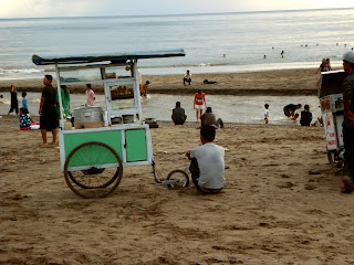 enjoy bakso while enjoy the beach