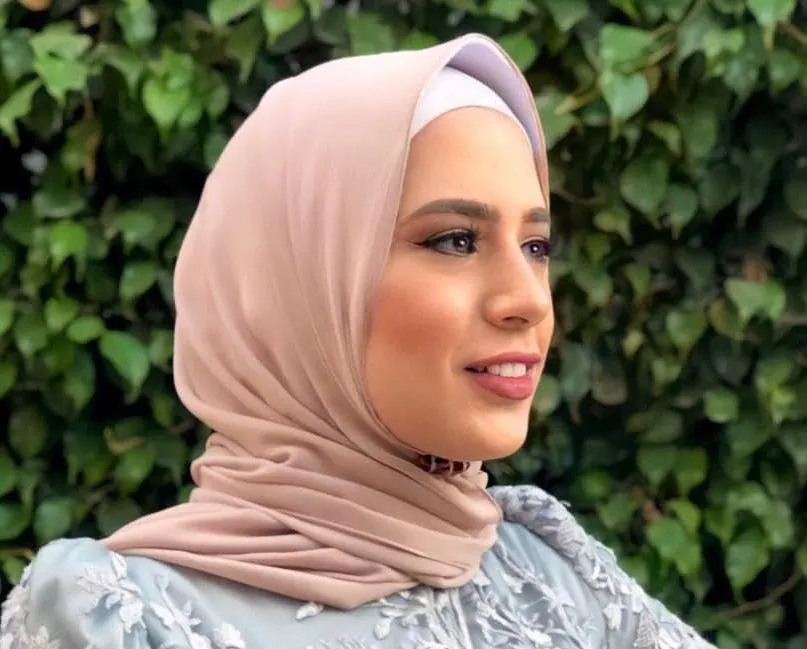 وكالة البيارق الإعلامية انتشر خبر وفاة البلوجر دينا صبحي منذ عدة ساعات على مواقع التواصل الاجتماعي، والذي أشعل موجة من الحزن وورسائل التعزية والدعوة لها على فيسبوك، مما جعل اسمها يتصدر محرك البحث فيسبوك. وفاة البلوجر دينا صبحي يتصدر اسم البلوجر دينا صبحي فيسبوك الآن، بعد أن انتشر نبأ وفاتها لسبب لم يحدده أحد، حيث نشرت عائلتها على فيسبوك بوستات تعلن فيها عن وفاتها، وتطلب من الناس الدعاء لها بالرحمة والمغفرة، كما عبروا عن مدى حزنهم وصدمتهم من خبر وفاتها. لينتشر الخبر بسرعة البرق بين متابعيها على مواقع التواصل الإجتماعي، حيث أن لديها عدد كبير من المتابعين على مواقع التواصل الاجتماعي الخاصة بها، حيث تقدم محتوى عن الموضة والأزياء التي تنصح بها الفتيات عن كيفه تنسيق ملابسها واختيار المظهر والملابس المناسبة لهم، وطريقة وضع الميكب الصحيحة، حيث يتابعها حوالي 224 ألف شخص على إنستجرام، و781.6 ألف شخص على تيكتوك.  و قد نشر اليوم منذ ساعات قليلة عدد من أصدقاء وأقارب دينا على مواقع التواصل الإجتماعي خبر وفاتها، كما كتب أحد الأشخاص على الانستجرام الخاص بها خبر وفاتها، ومسح المحتوى الذي كانت تقدمه، والذي أثار تعجب بعض متابعيها.  تفاعل مستخدمي التواصل الاجتماعي مع خبر الوفاة انتشر حالة من الحزن على مواقع التواصل الاجتماعي بين متابعي البلوجر دينا صبحي، بعد انتشار نبأ وفاتها، والذي يتصدر تريند فيسبوك الآن، حيث يكتب المتابعون داعين لها بالرحمة والمغفرة معبرين عن صدمتهم بخبر وفاتها الذي فجع الجميع، ولم يتوقعه أحد، وعلق أحد المتابعين: الفاجعة صعبة.