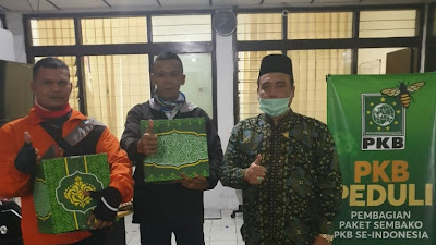 H. Erwin S.E Bagikan Paket Sembako PKB Peduli Bagi Kota Bandung
