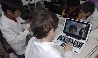 la imagen muestra un momento del taller, un chico con la tablet trabajando