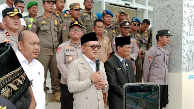 Tinggalkan Ruang Paripurna Fiirdaus Hasbulah, Temui Peserta Aksi Demo. 