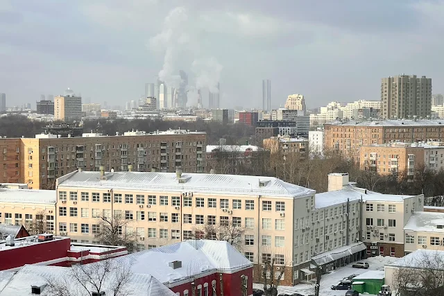 вид из бизнес-центра DM Tower, Варшавское шоссе, бывший Государственный институт по проектированию и организации энергетического строительства Минэнерго СССР / Институт «Оргэнергострой» / бывшая школа имени Сталина (для детей работников автозавода «ЗиС») (здание построено в 1932 году)