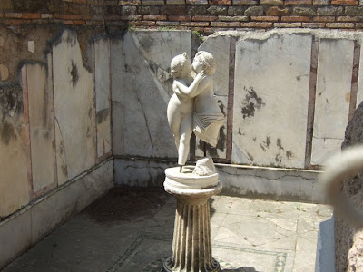 amore e psiche. statua di Amore e Psiche.