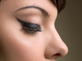 Applying Eyeliner tips