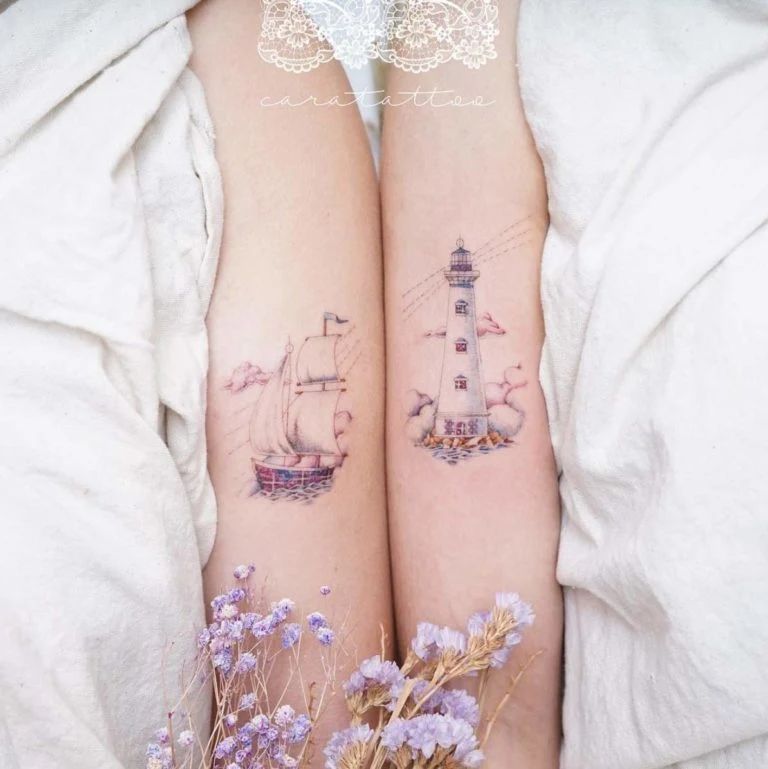Tatuaje del faro y el velero para mejores amigas