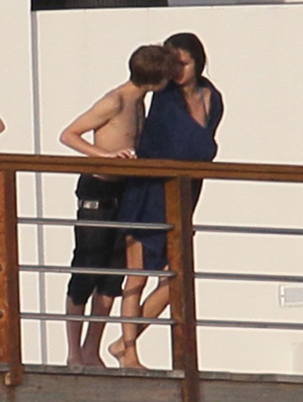 selena gomez kissing bieber. justin ieber and selena gomez