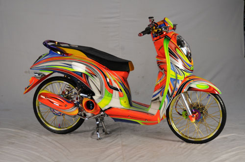 Yup Scoopy ini cuma bermain Airbrush grafis dengan corak dan warna  title=