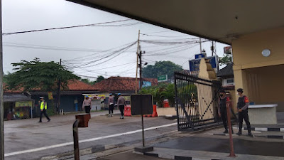  Personel Bidpropam Laksanakan Gatur Lantas di Depan Pintu Masuk Polda Banten