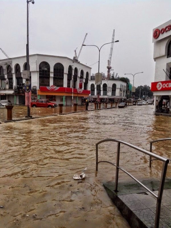 banjir besar di kajang, banjir kilat di kajang, kajang banjir lagi, gambar kajang banjir, kajang banjir besar, kajang banjir kilat, pekan kajang banjir teruk, pekan kajang banjir kilat