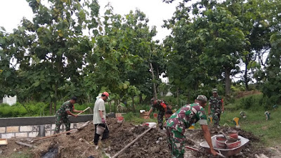 Koramil 0812/19  Bantu Warga Bangun Pagar Makam