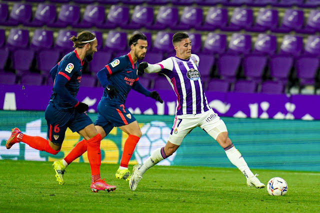 Sergi Guardiola perseguido por Suso y Gudelj.  REAL VALLADOLID C. F. 1 SEVILLA F. C. 1. 20/03/2021. Campeonato de Liga de 1ª División, jornada 28. Valladolid, estadio José Zorrilla. GOLES: 1-0. 44’, Orellana, de penalti. 1-1: 90+4’, Bono.