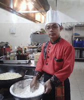 Merintis karir sebagai seorang Steward atau pencuci piring di salah satu hotel di Papua, siapa sangka kini chef Dandung Santoso (41), telah menduduki puncak karir tertinggi sebagai Executive Chef di Gets Hotel yang berada di Kota Malang, Jawa Timur.