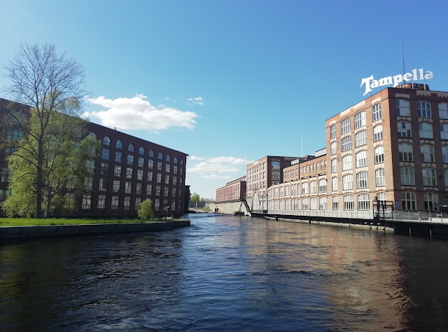 Tammerkosken varrella oleva Finlayson ja Tampella. Välissä pieni saari, missä on pari puuta.