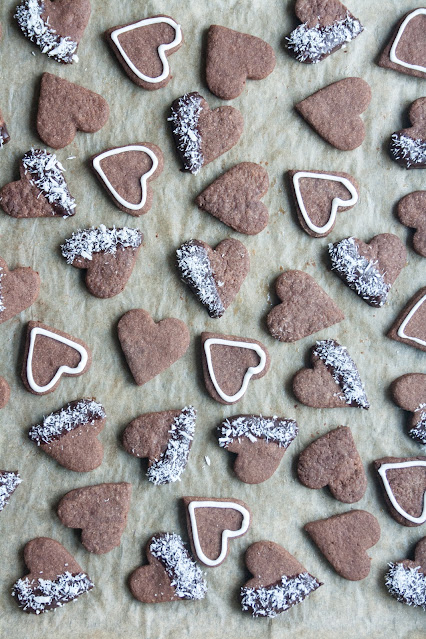 Cuoricini di frolla al cacao decorati per San Valentino