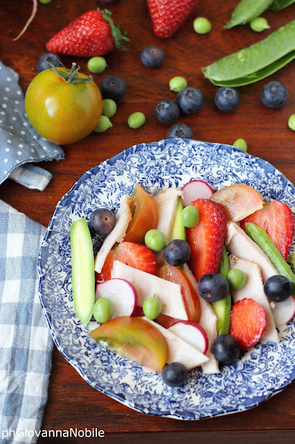 Insalata con fesa di tacchino, zucchinette, fragole, rapanelli, mirtilli e pomodori