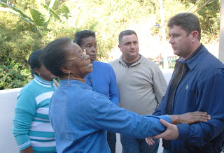 Prefeito Arlei cumprimenta e conversa com moradores da região