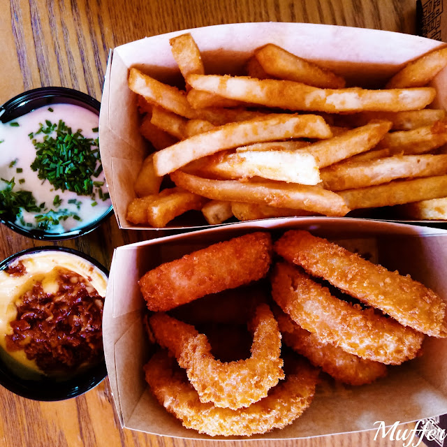 Streat Burger - Onion Ring & Papas Crispy