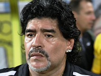 Maradona Hadiahi Wasit Yang Mengesahkan Gol "Tangan Tuhannya" Seragam Timnas Argentina