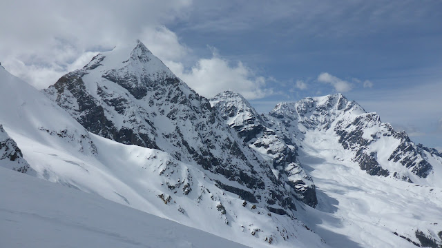 Condizioni invernali in alta montagna. A sinistra il Gran Zebrù, a destra l‘Ortles. (Foto: Servizio prevenzione valanghe, Alto Adige, 27.04.2023)