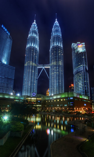 The_Petronas_Twin_Towers_in_Kuala_Lumpur_(Malaysia)