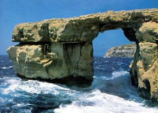 Puerta Azul, erosión en las rocas de la costa que parece una puerta y el color azul es obvio por el color del mar y el cielo. Dwejra Point en Malta