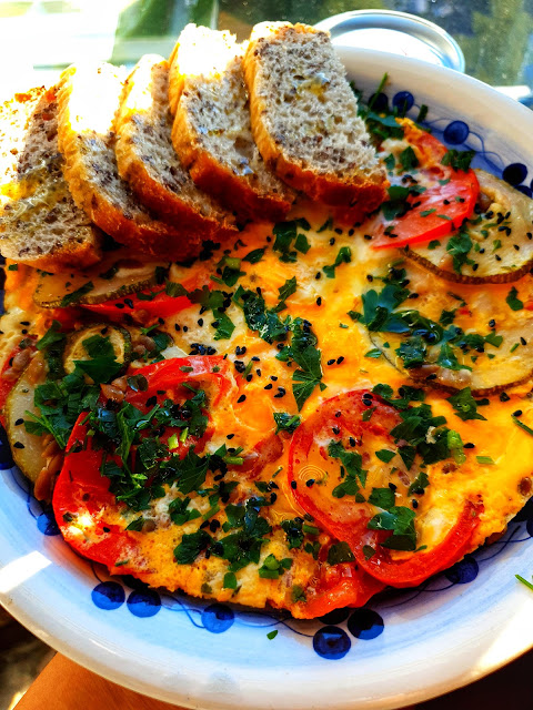 Omlet z pomidorami i cukinią