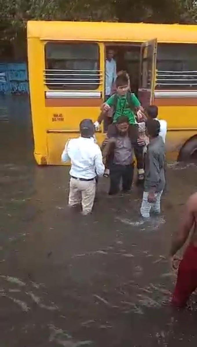 पावसाच्या पाण्यात अडकलेल्या बस मधील विद्यार्थ्यांची पोलीस आणि नागरिकांनी केली सुटका शहाड येथे पावसाचे पाणी साचण्याचे सत्र सुरूच