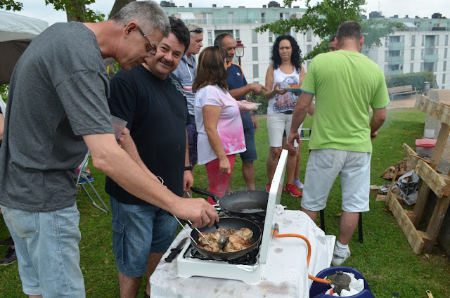 Las cuadrillas de Llano llenan de buen alimento y mejor ambiente el último día de sus fiestas