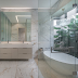 Banheiro contemporâneo marmorizado com banheira e jardim de inverno!