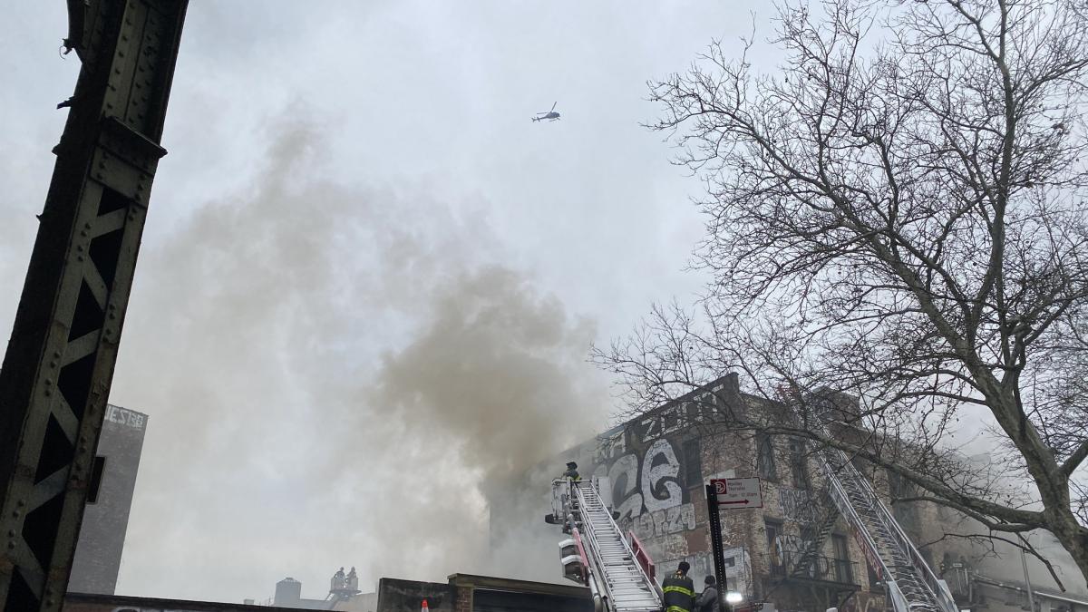 Un incendio en un almacén de madera de Brooklyn cubre de humo parte de Nueva York