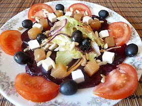 ensalada, remolacha, queso, membrillo, tomates