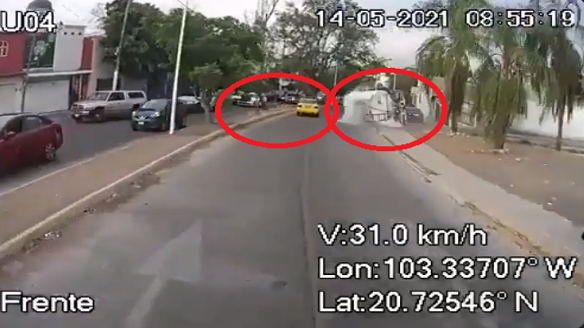    Video: Una pipa que perdió el control y derrapo fue captada mientras vuelva y se lleva a una pipa en el camino en Zapopan, Jalisco