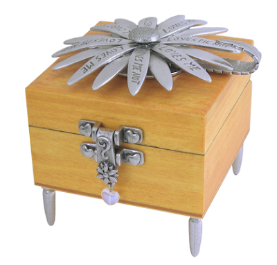 wooden box with daisy - loves me, loves me not