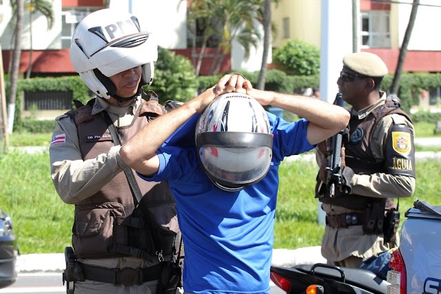 Abordagem policial acima do limite da Lei? Saiba como se comportar em uma abordagem policial e o que fazer caso ocorra abuso de poder dos PMs.