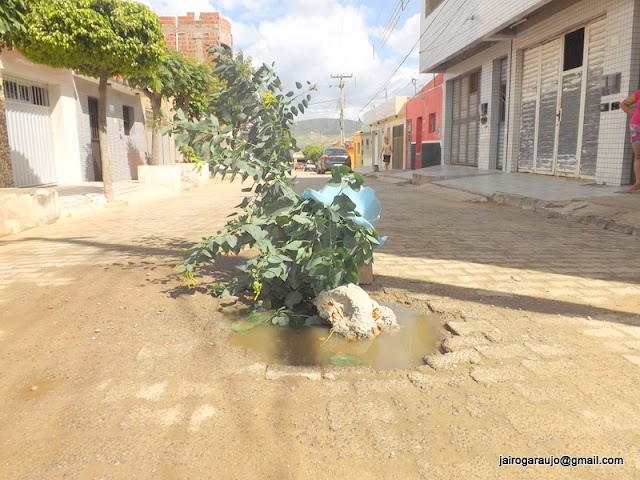 Esgoto estourado na Rua Manoel Dunda no Bairro Rio Verde 