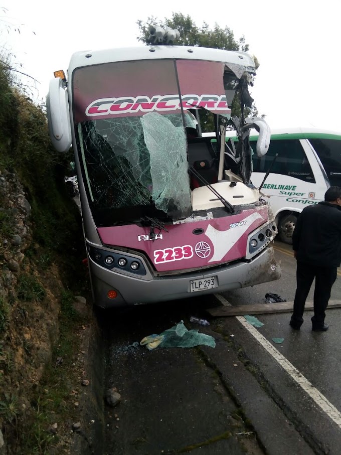 Accidente de dos buses en la vía Soatá – Duitama, deja un conductor herido