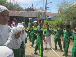 Lomba Tarik Tambang MI Al Raudlah