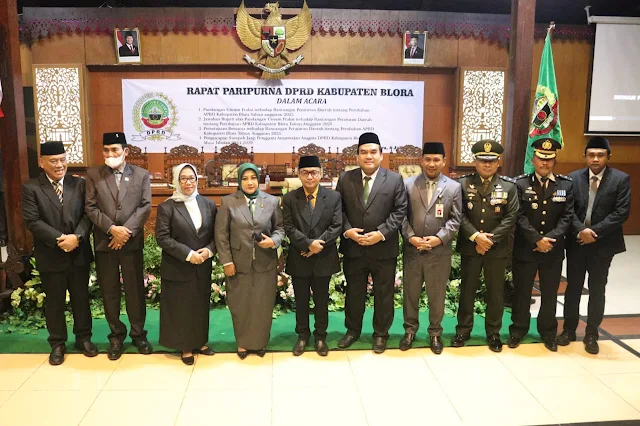 Paripurna DPRD Blora – Suasana rapat paripurna DPRD Blora saat penandatanganan persetujuan dua Raperda APBD bersama Bupati Arief Rohman